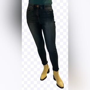 Democracy skinny jeans w/ Ab technology. High rise, elastic waist. Blue. 8-10